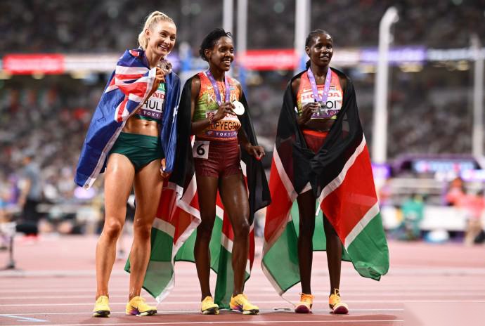 记者晒照：于根伟指导开播前，大家伙儿都在看浙江vs三镇比赛